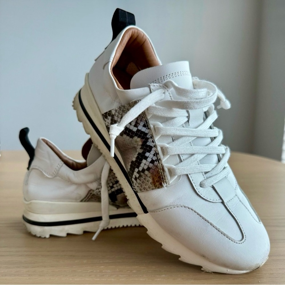 ❤️ESSEutESSE White Leather with Snake Band Sneakers Size 36❤️